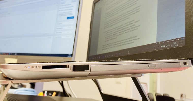 Digitale Nachhaltigkeit Computer vom USB-Stick